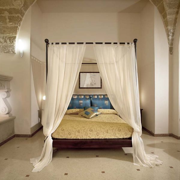 junior suite in masseria con letto a baldacchino puglia salento